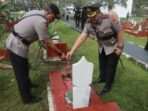 Kapolresta Serkot bersama pejabat utama Polda Banten Ikuti Upacara Ziarah dan tabur bunga di Tmp Ciceri. Kapolresta Serkot bersama pejabat utama Polda Banten Ikuti Upacara Ziarah dan tabur bunga di Tmp Ciceri.