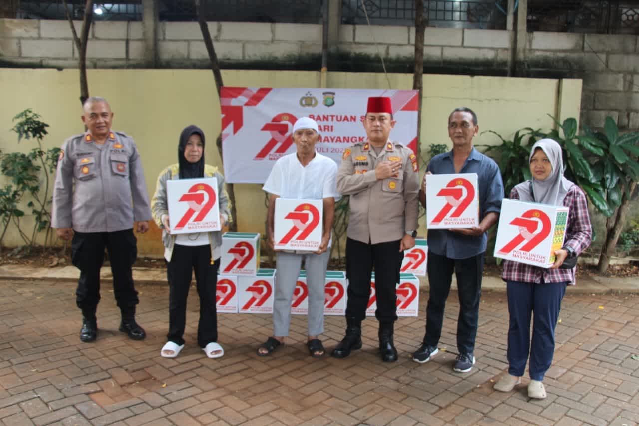 Polsek Kemayoran Bagikan 50 Paket Sembako di HUT Bhayangkara ke-79, Warga: Polisi Makin Peduli dan Dekat Polsek Kemayoran Bagikan 50 Paket Sembako di HUT Bhayangkara ke-79, Warga: Polisi Makin Peduli dan Dekat