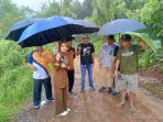 Walaupun di Guyur Hujan, Bupati Serang Beserta Camat Survei Jalan Cikuya Walaupun di Guyur Hujan, Bupati Serang Beserta Camat Survei Jalan Cikuya