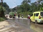 Peduli Keselamatan Masyarakat, Pihak Galian Lakukan Pembersihan Jalan Peduli Keselamatan Masyarakat, Pihak Galian Lakukan Pembersihan Jalan