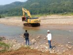 PT SBJ Turunkan Alat Berat Bantu Petani Buka Akses Irigasi Sawah di Sungai Cidikit