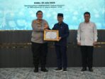 Kapolresta Serang kota menerima penghargaan dari Menteri Desa Pembangunan Daerah Tertinggal