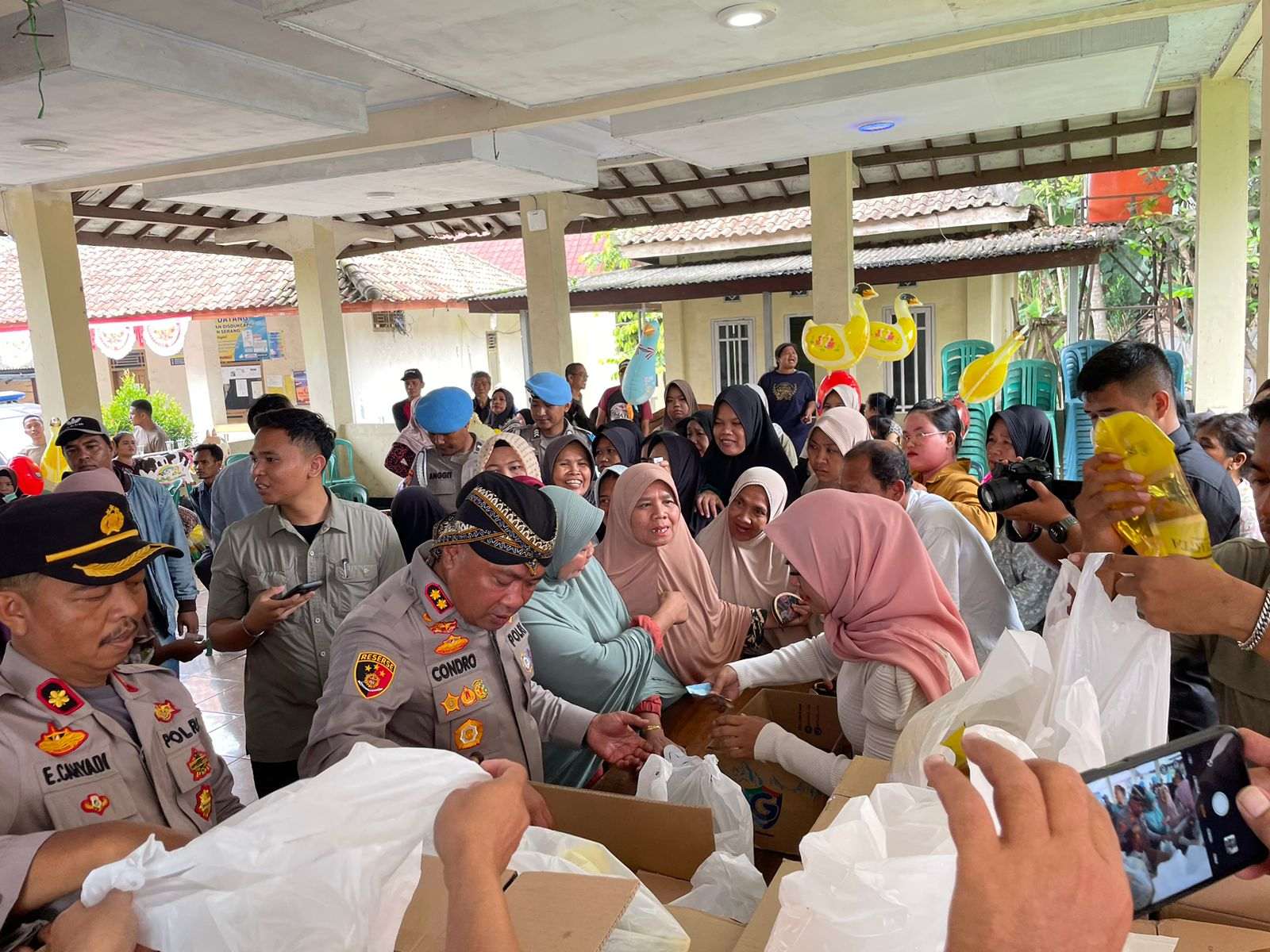 Polres Serang Gelar Gerakan Pangan Murah di Kantor Kecamatan Kragilan Polres Serang Gelar Gerakan Pangan Murah di Kantor Kecamatan Kragilan