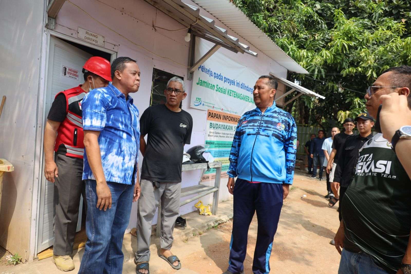Wali Kota Bekasi Tinjau Pembangunan GOR Voli, Badminton, dan Sepatu Roda Bertaraf Internasional Wali Kota Bekasi Tinjau Pembangunan GOR Voli, Badminton, dan Sepatu Roda Bertaraf Internasional