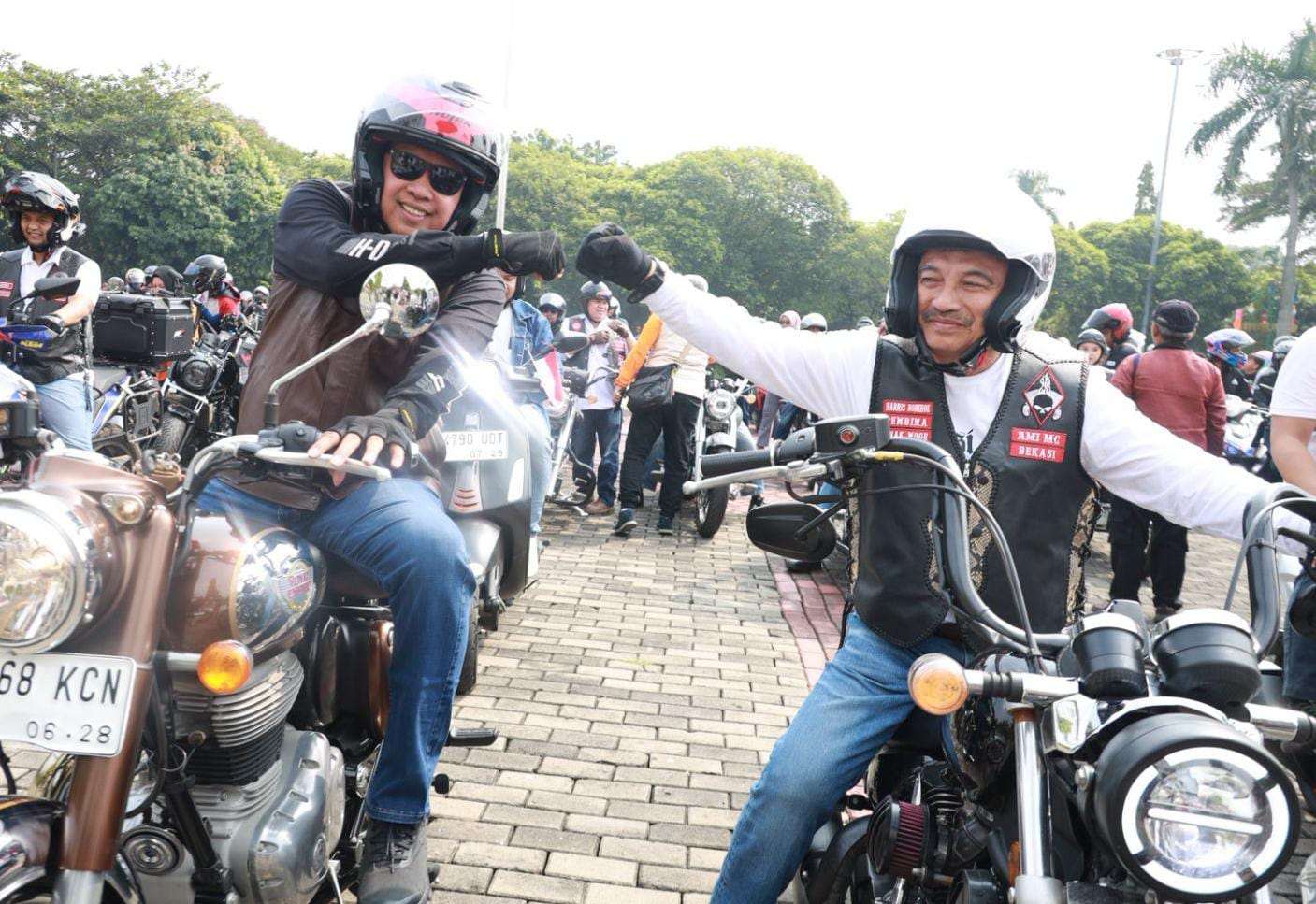 Pasang Bendera Hingga Motoran Bareng Club Motor Bekasi, Mas Wali Dan Bang Wawali Tampil Kompak Sambut HUT RI Ke 80 Pasang Bendera Hingga Motoran Bareng Club Motor Bekasi, Mas Wali Dan Bang Wawali Tampil Kompak Sambut HUT RI Ke 80
