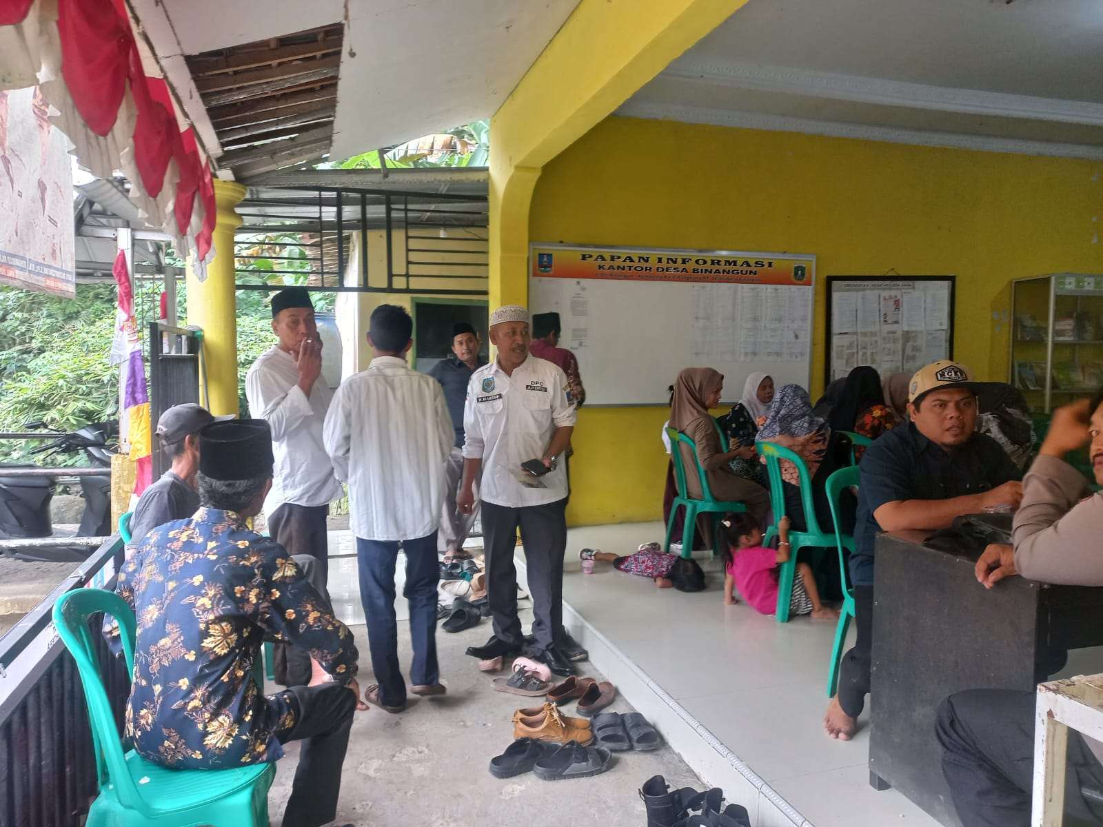 Baru Sehari Perpanjangan Jabatan, Kades Binangun Diduga Tunjukkan Sikap Arogansi Baru Sehari Perpanjangan Jabatan, Kades Binangun Diduga Tunjukkan Sikap Arogansi