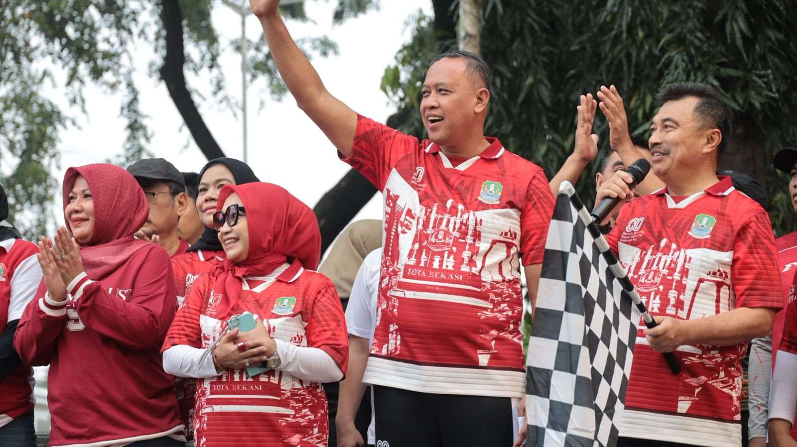 Walikota Bekasi Bersama Ribuan Warga Susuri Jejak Sejarah di Kota Bekasi Berjalan Kaki