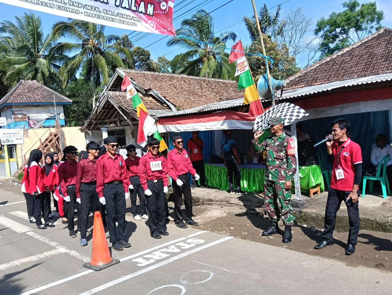 Sertu Asep Saepudin Babinsa Koramil 0602-12/Ciomas Membuka Lomba Gerak Jalan Memeriahkan HUT RI Ke-80