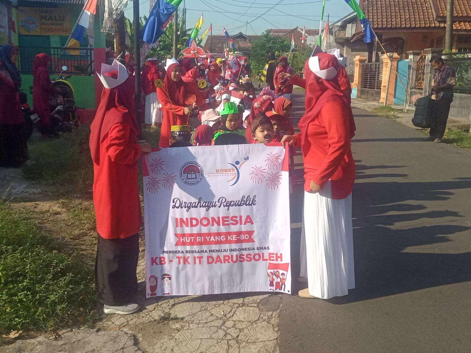 Semarak Pawai HUT RI ke-80, KB TKIT Darussoleh Kubang Lele Tanamkan Semangat Nasionalisme pada Anak Usia Dini