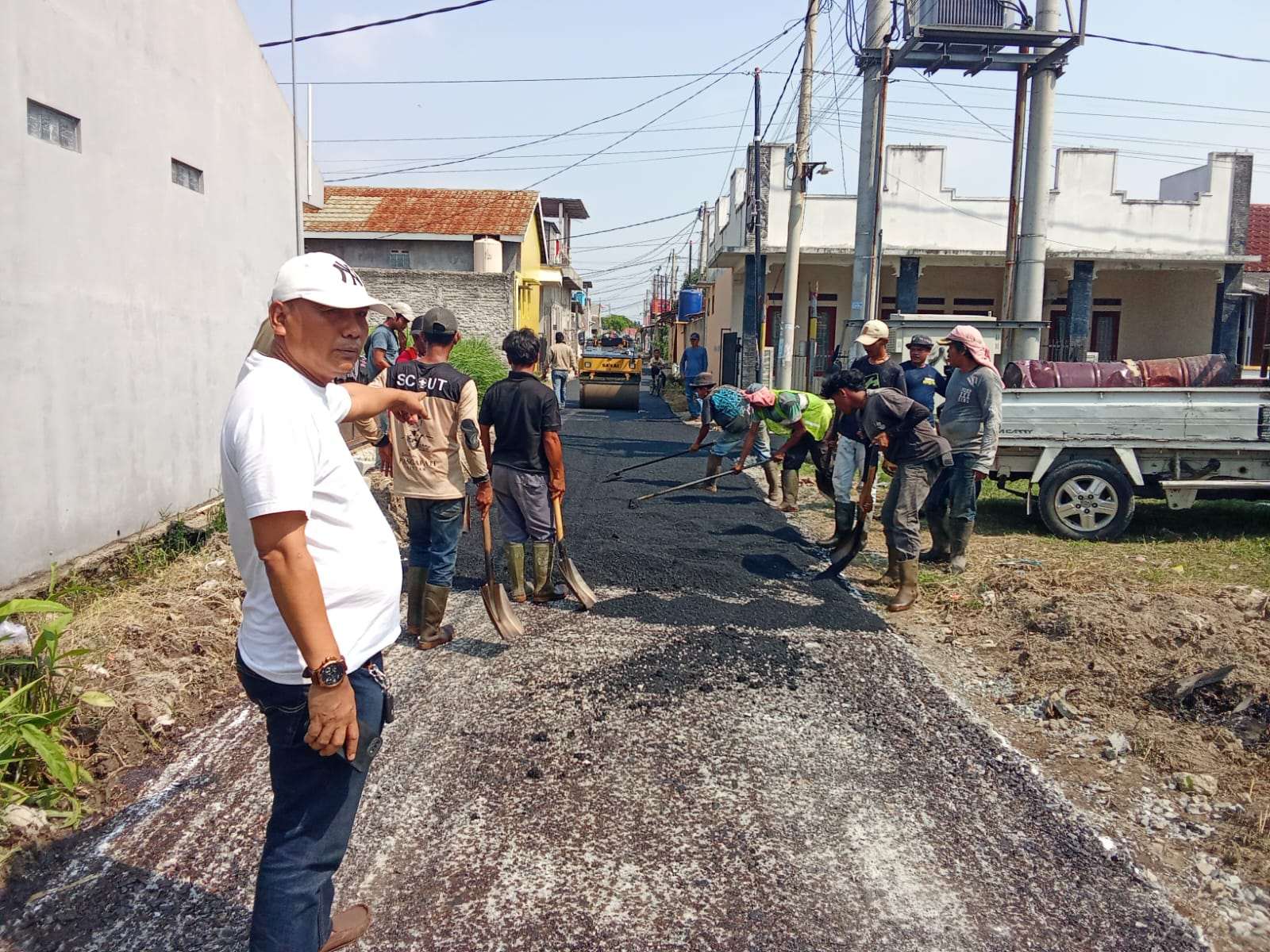 TB.Lukman Hakim Tokoh Pemuda Kepuren Mengapresiasi Pembangunan Ruas Jalan Lingkungan Residen Kepuren TB.Lukman Hakim Tokoh Pemuda Kepuren Mengapresiasi Pembangunan Ruas Jalan Lingkungan Residen Kepuren