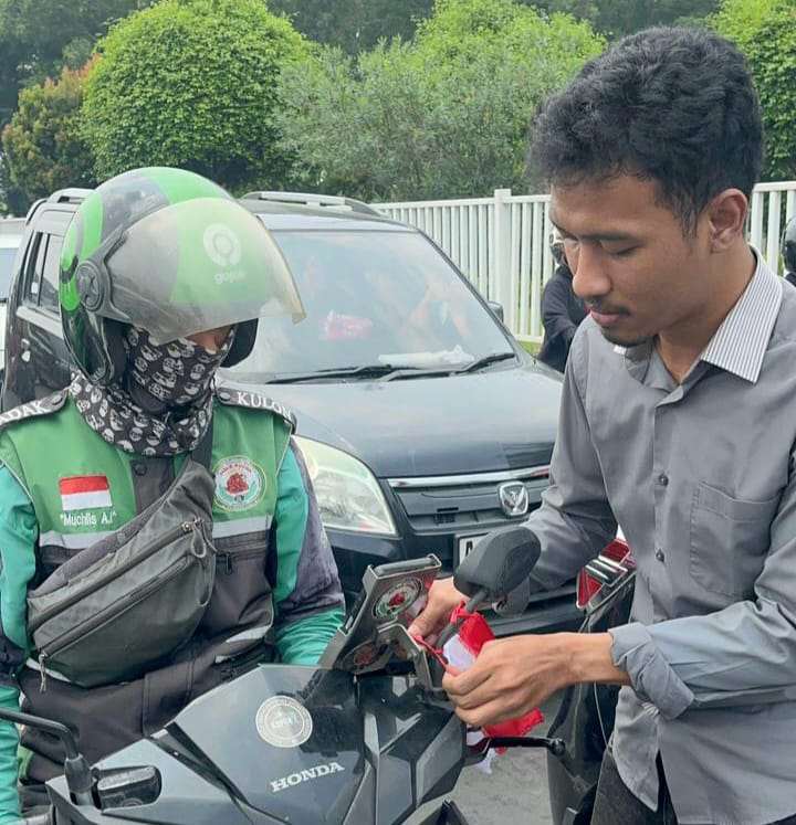 Bagikan Ratusan Bendera Merah Putih: Koalisi Mahasiswa Demokrasi Indonesia Meriahkan Hut-80 RI Bagikan Ratusan Bendera Merah Putih: Koalisi Mahasiswa Demokrasi Indonesia Meriahkan Hut-80 RI