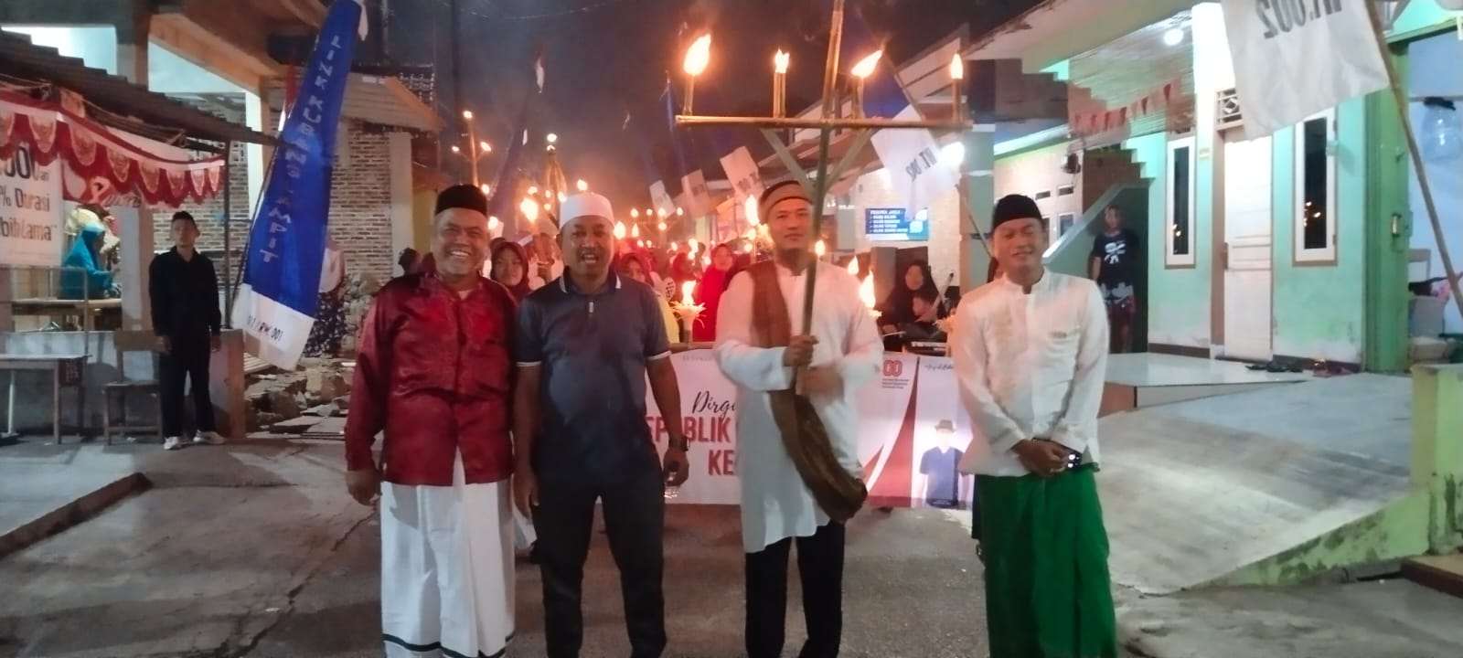 Lurah Tegal Bunder Melepas Ratusan Peserta Pawai Obor di Kubang Lampit pada Malam HUT RI ke-80