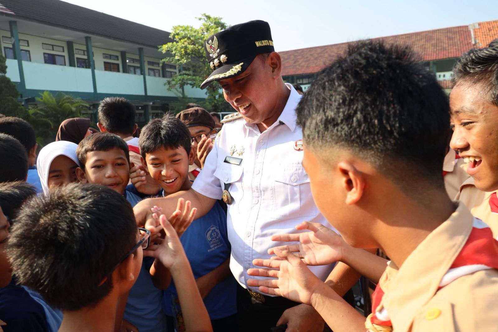 Kasus Oknum Guru SMPN 13, Wali Kota Bekasi Menangis di Hadapan Siswa: Jangan Takut Speak Up Kasus Oknum Guru SMPN 13, Wali Kota Bekasi Menangis di Hadapan Siswa: Jangan Takut Speak Up