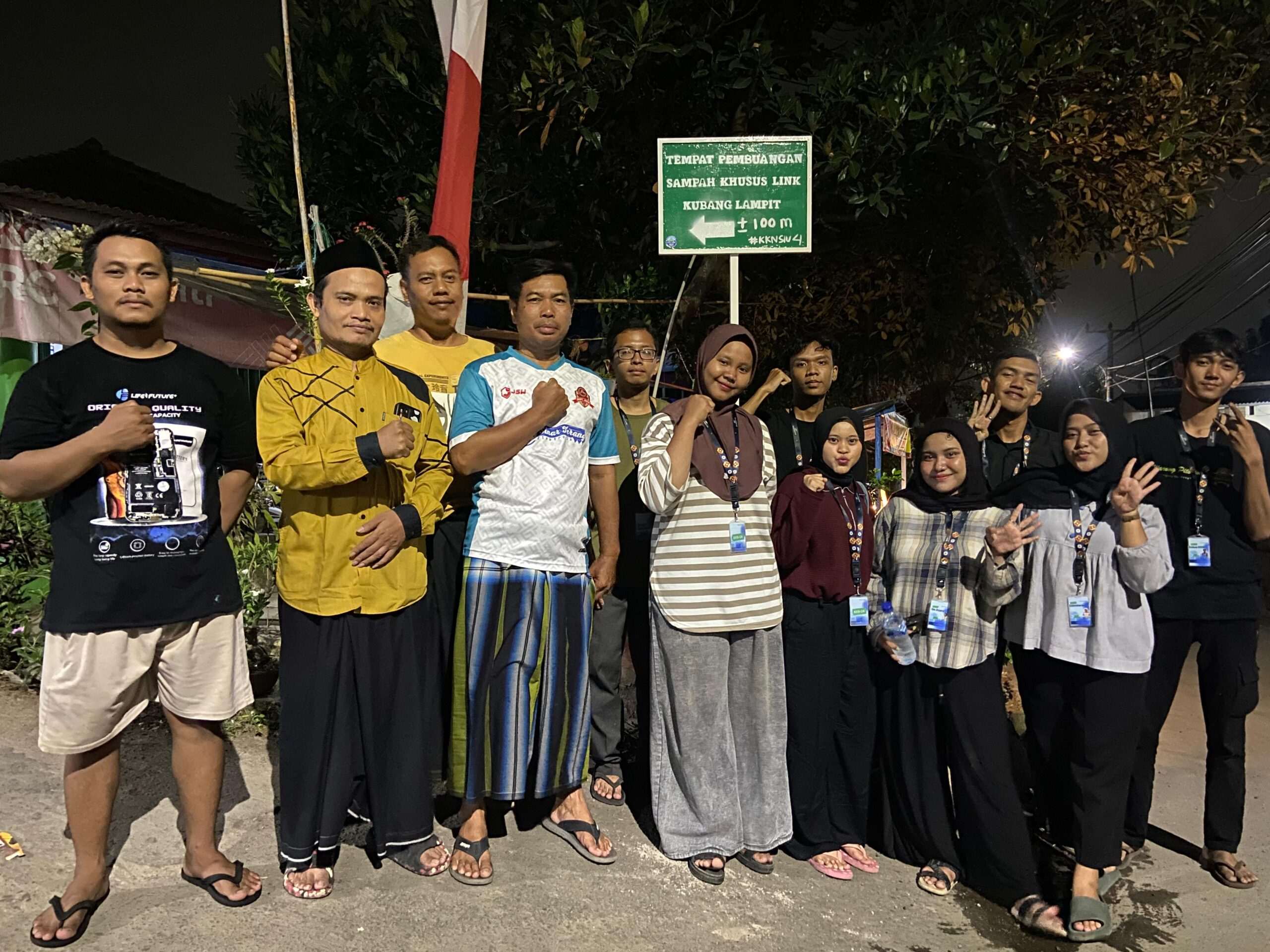 Warga Kubang Lampit Apresiasi Mahasiswa KKN Insan Unggul Pasang Papan Petunjuk Tempat Sampah Warga Kubang Lampit Apresiasi Mahasiswa KKN Insan Unggul Pasang Papan Petunjuk Tempat Sampah