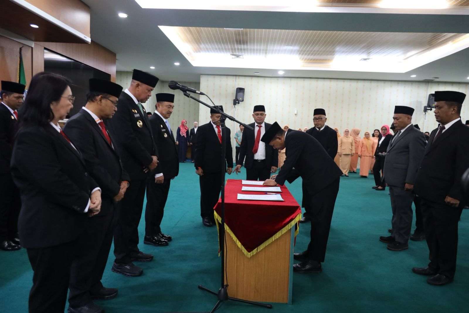 19 Pejabat Esselon II Hari Ini Resmi Berotasi, Bapenda Ditarget Satu Tahun Perbaiki Sistem PAD 19 Pejabat Esselon II Hari Ini Resmi Berotasi, Bapenda Ditarget Satu Tahun Perbaiki Sistem PAD