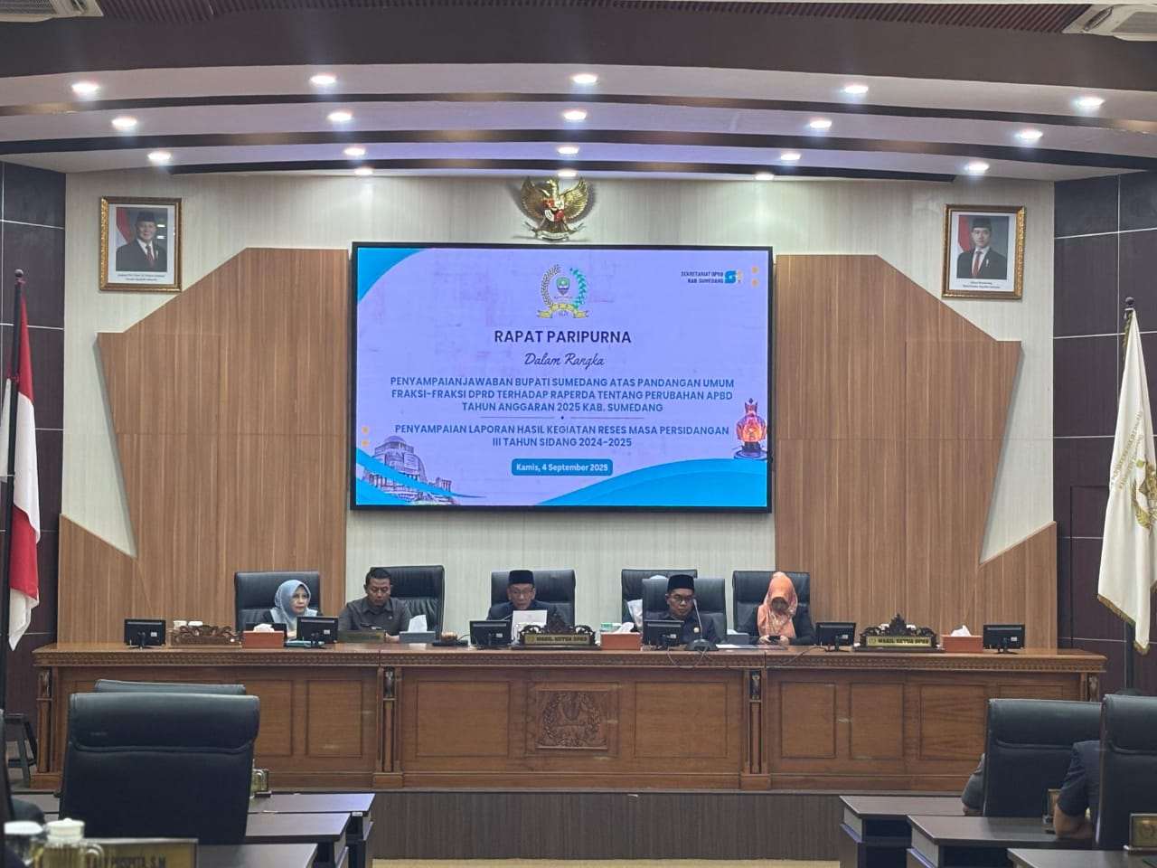 Dewan Perwakilan Rakyat Daerah (DPRD) Kabupaten Sumedang menggelar rapat paripurna di Ruang Rapat Paripurna DPRD Dewan Perwakilan Rakyat Daerah (DPRD) Kabupaten Sumedang menggelar rapat paripurna di Ruang Rapat Paripurna DPRD