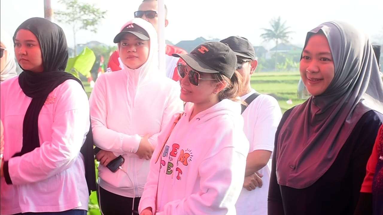 Rossa Borong Dagangan PKL di Geulis Sumedang Rossa Borong Dagangan PKL di Geulis Sumedang