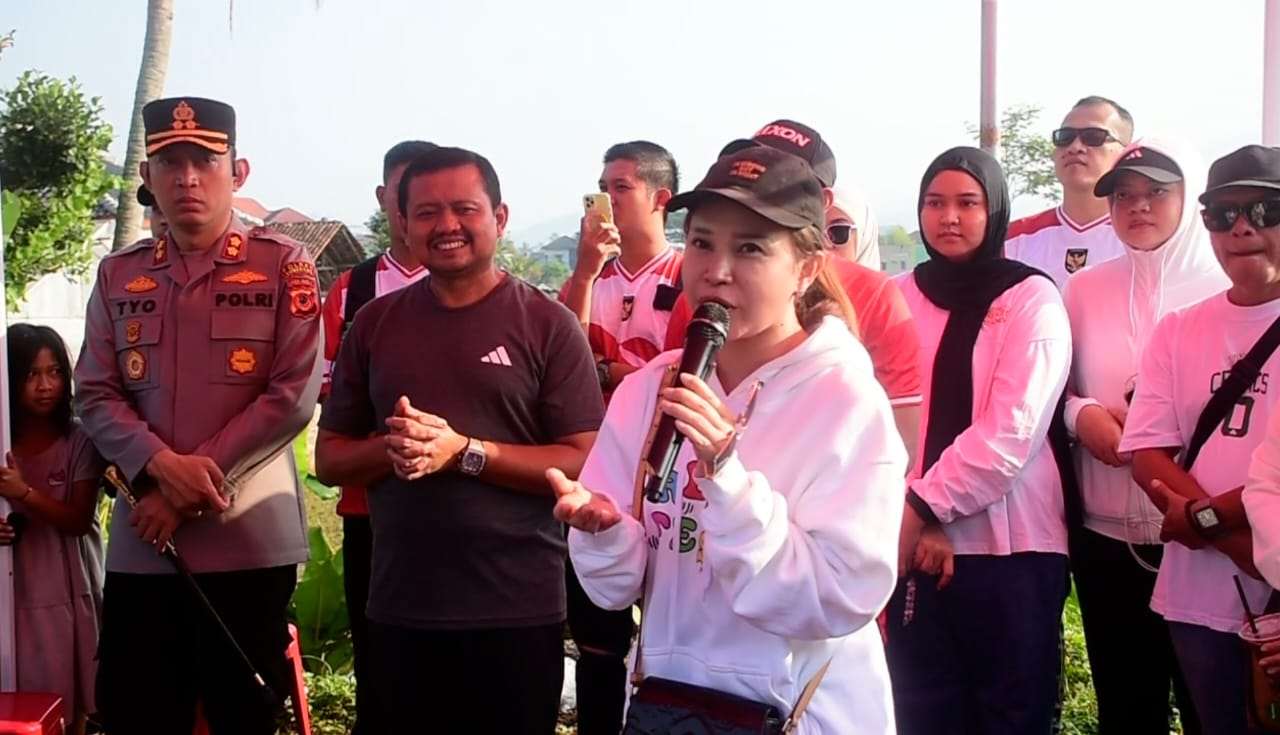 Rossa Borong Dagangan PKL di Geulis Sumedang Rossa Borong Dagangan PKL di Geulis Sumedang
