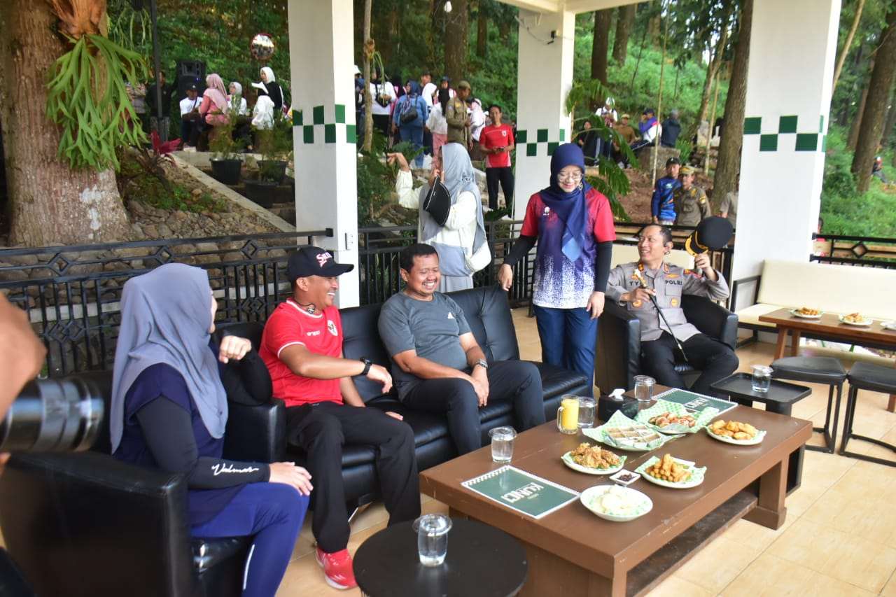 Bupati Dony Tantang DLHK Tata Tahura Gunung Kunci