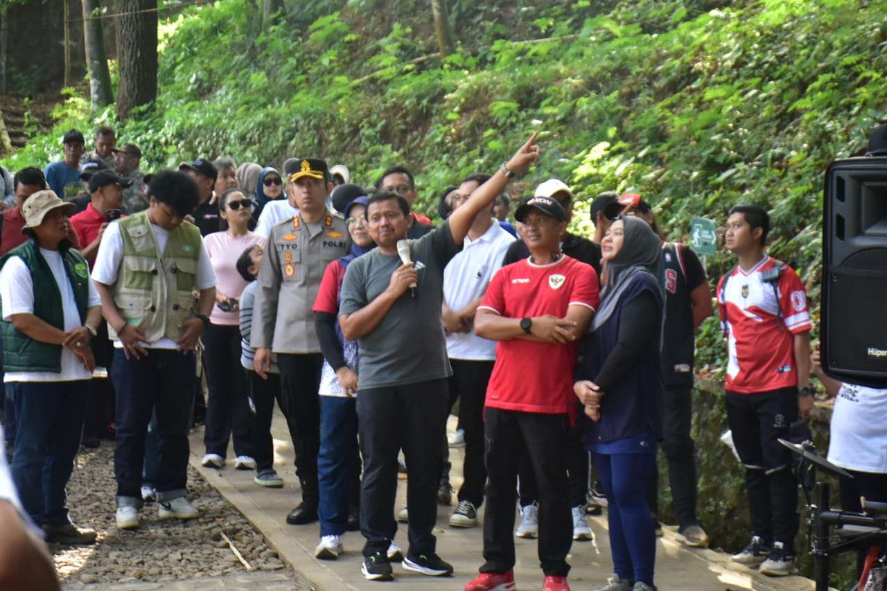 Bupati Dony Tantang DLHK Tata Tahura Gunung Kunci Bupati Dony Tantang DLHK Tata Tahura Gunung Kunci