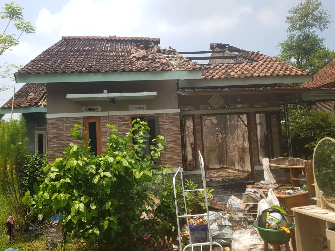 Satu Rumah Habis Di lalap Si Jago Merah Di Kp Parung Jahe Desa Sukamanah, Kecamatan Jambe Kabupaten Tangerang Satu Rumah Habis Di lalap Si Jago Merah Di Kp Parung Jahe Desa Sukamanah, Kecamatan Jambe Kabupaten Tangerang