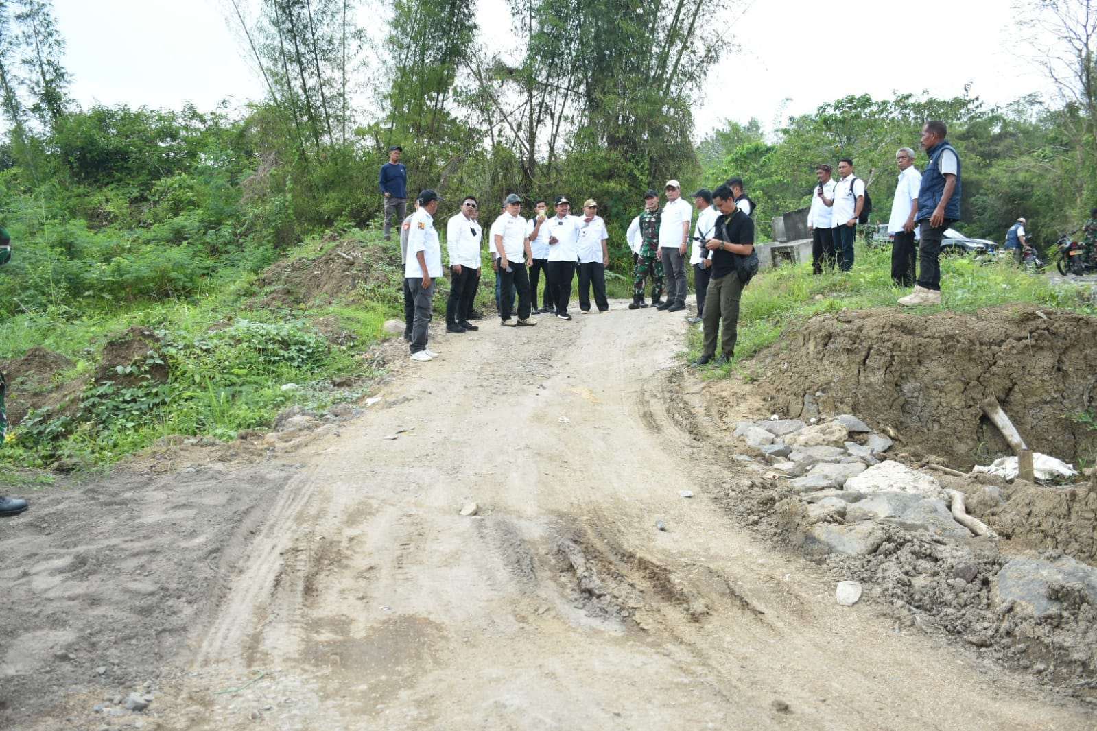 Bupati Sumedang: Relokasi Jalan Cisumur-Cinanggerang Solusi Permanen Untuk Surian Bupati Sumedang: Relokasi Jalan Cisumur-Cinanggerang Solusi Permanen Untuk Surian