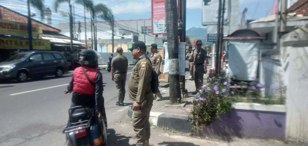 Satpol PP Sumedang Gelar Patroli Penertiban Pedagang K5 di Sepanjang Jalan Pangeran Geusan Ulun Satpol PP Sumedang Gelar Patroli Penertiban Pedagang K5 di Sepanjang Jalan Pangeran Geusan Ulun