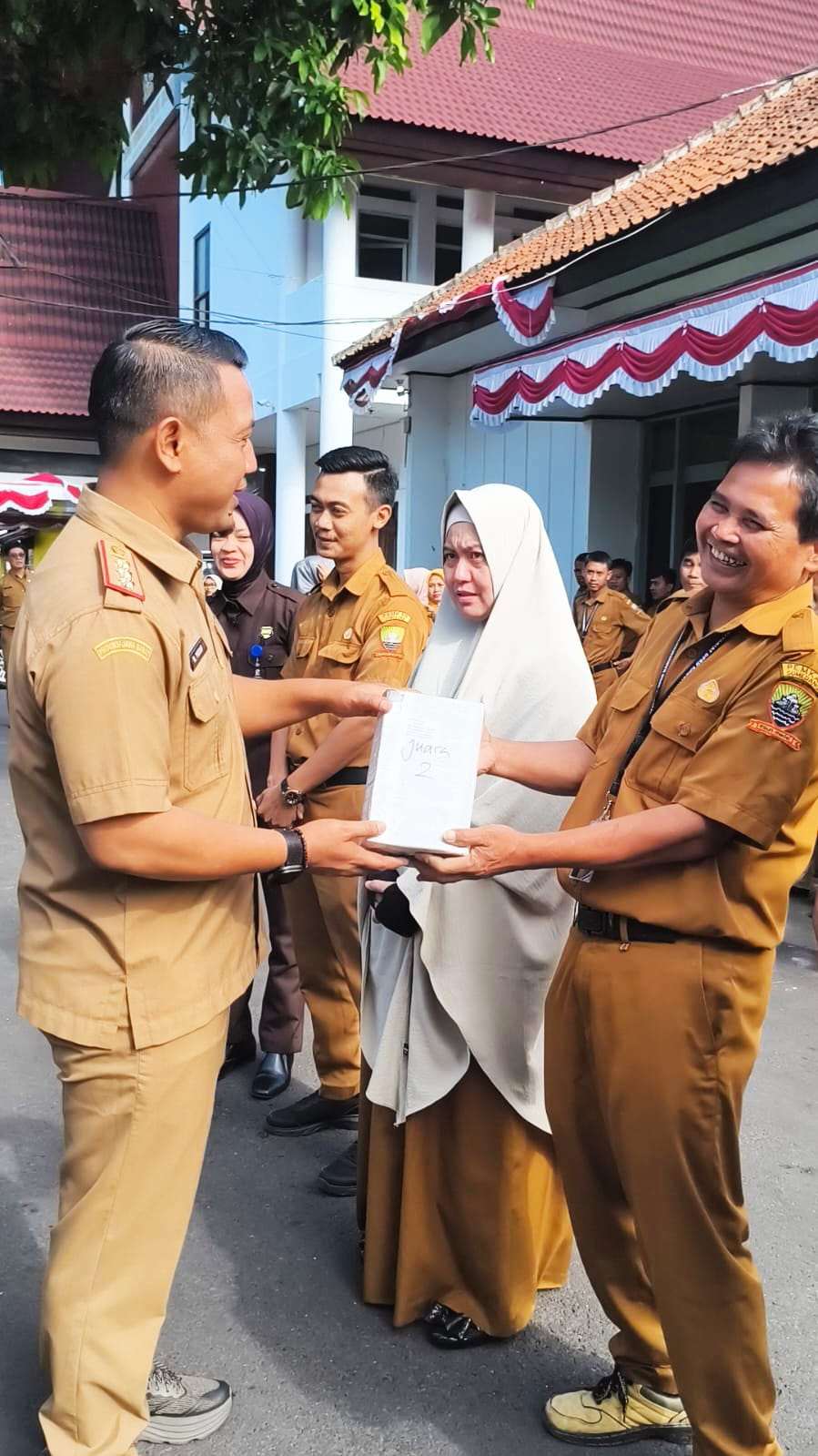 Reward bagi Pegawai yang Berprestasi Reward bagi Pegawai yang Berprestasi