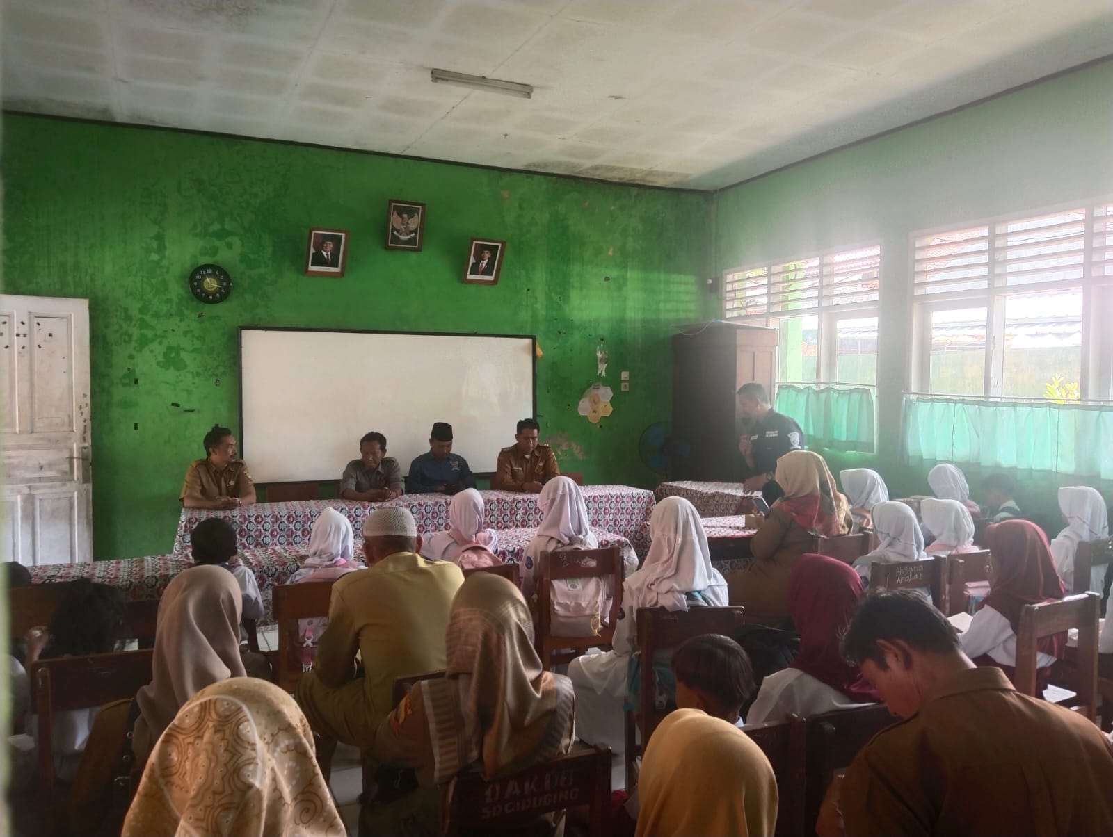 Empat Wilayah di Sumedang Terima Bantuan dari BAZNAS, Ketua PGRI Kabupaten Hadir Langsung Empat Wilayah di Sumedang Terima Bantuan dari BAZNAS, Ketua PGRI Kabupaten Hadir Langsung