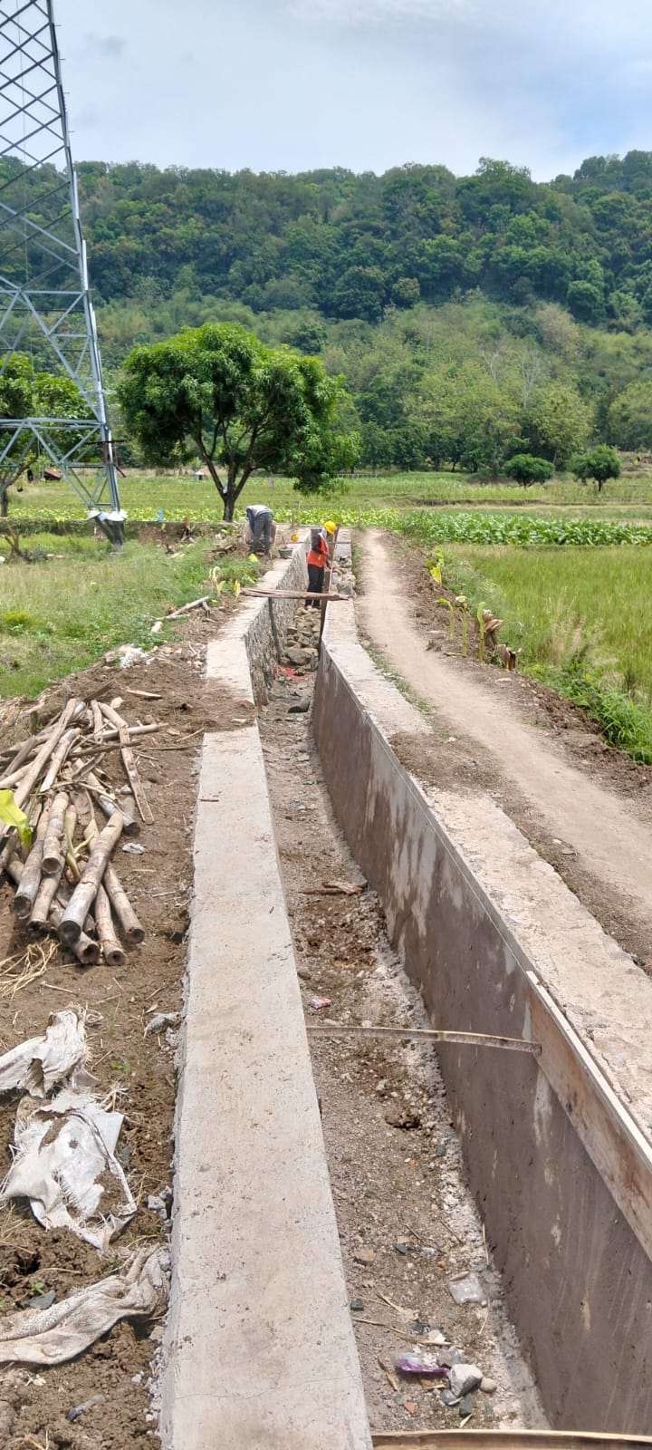 Desa Mekarwangi, Kecamatan Tomo, Laksanakan Pembangunan Saluran Tersier untuk Sawah Berkat Bantuan BBWS Cimancis dari Program P3TGAI Desa Mekarwangi, Kecamatan Tomo, Laksanakan Pembangunan Saluran Tersier untuk Sawah Berkat Bantuan BBWS Cimancis dari Program P3TGAI