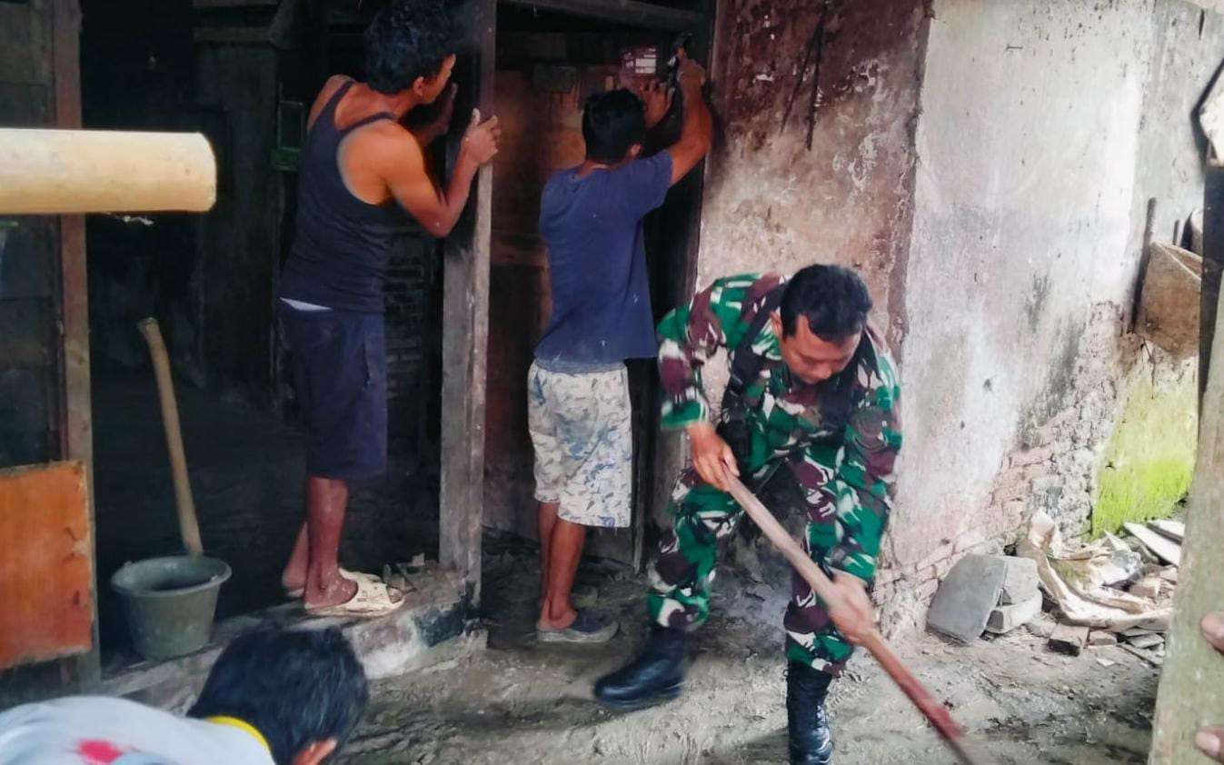 Bakti Nyata Babinsa Koramil 0602-18/Kragilan, Gotong Royong Perbaiki Rumah Warga Sambut HUT TNI Ke-80 Bakti Nyata Babinsa Koramil 0602-18/Kragilan, Gotong Royong Perbaiki Rumah Warga Sambut HUT TNI Ke-80