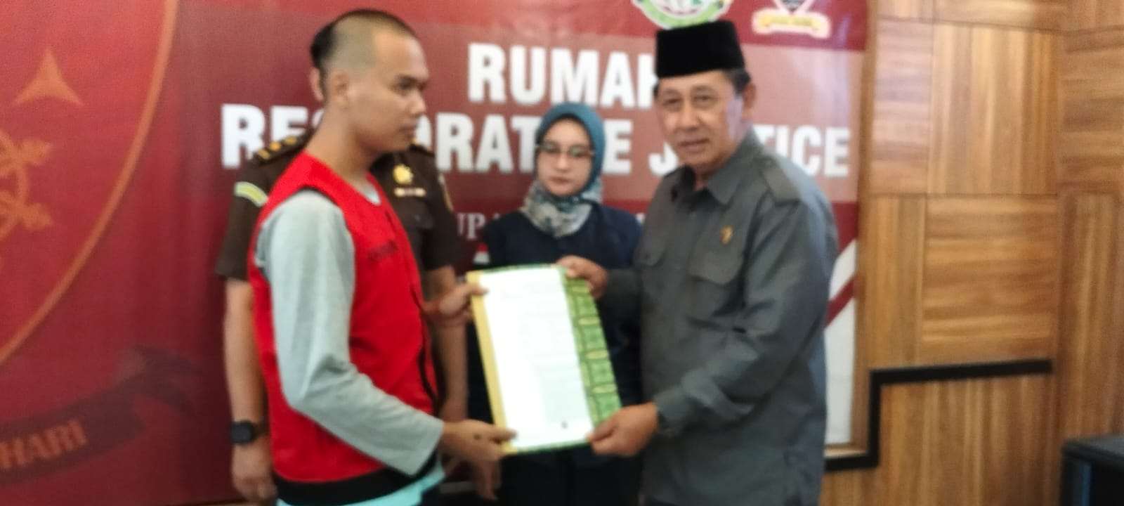 Ketua DPRD Sumedang Sidik Jafar Berhasil Pulangkan Pelaku Curanmor Lewat Restorative Justice Ketua DPRD Sumedang Sidik Jafar Berhasil Pulangkan Pelaku Curanmor Lewat Restorative Justice