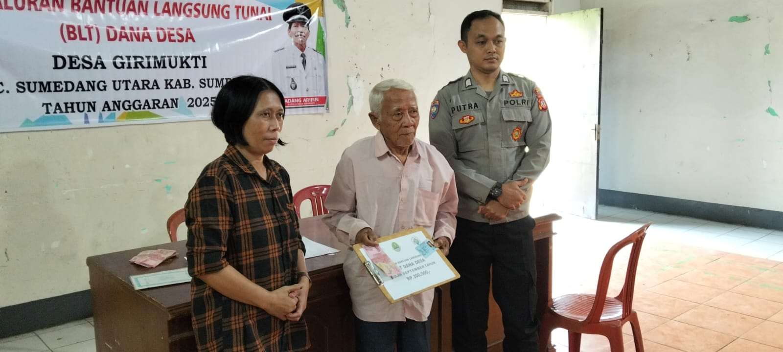 Pemerintah Desa Girimukti Salurkan BLT DD 2025 kepada 30 Warga Kurang Mampu Pemerintah Desa Girimukti Salurkan BLT DD 2025 kepada 30 Warga Kurang Mampu