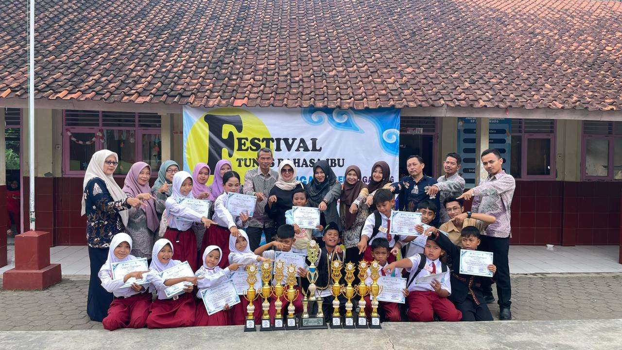 SD Wado Raih Juara Umum Festival Tunas Bahasa Ibu se-Kecamatan Wado SD Wado Raih Juara Umum Festival Tunas Bahasa Ibu se-Kecamatan Wado