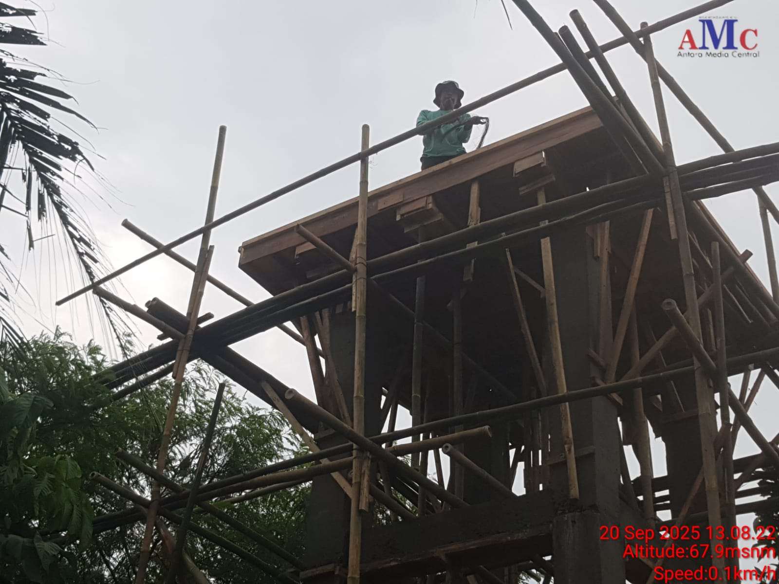 Pekerja Proyek SPAM di Tigaraksa Bekerja di Ketinggian 6,5 Meter Tanpa APD, Diduga Abaikan Keselamatan Pekerja Proyek SPAM di Tigaraksa Bekerja di Ketinggian 6,5 Meter Tanpa APD, Diduga Abaikan Keselamatan