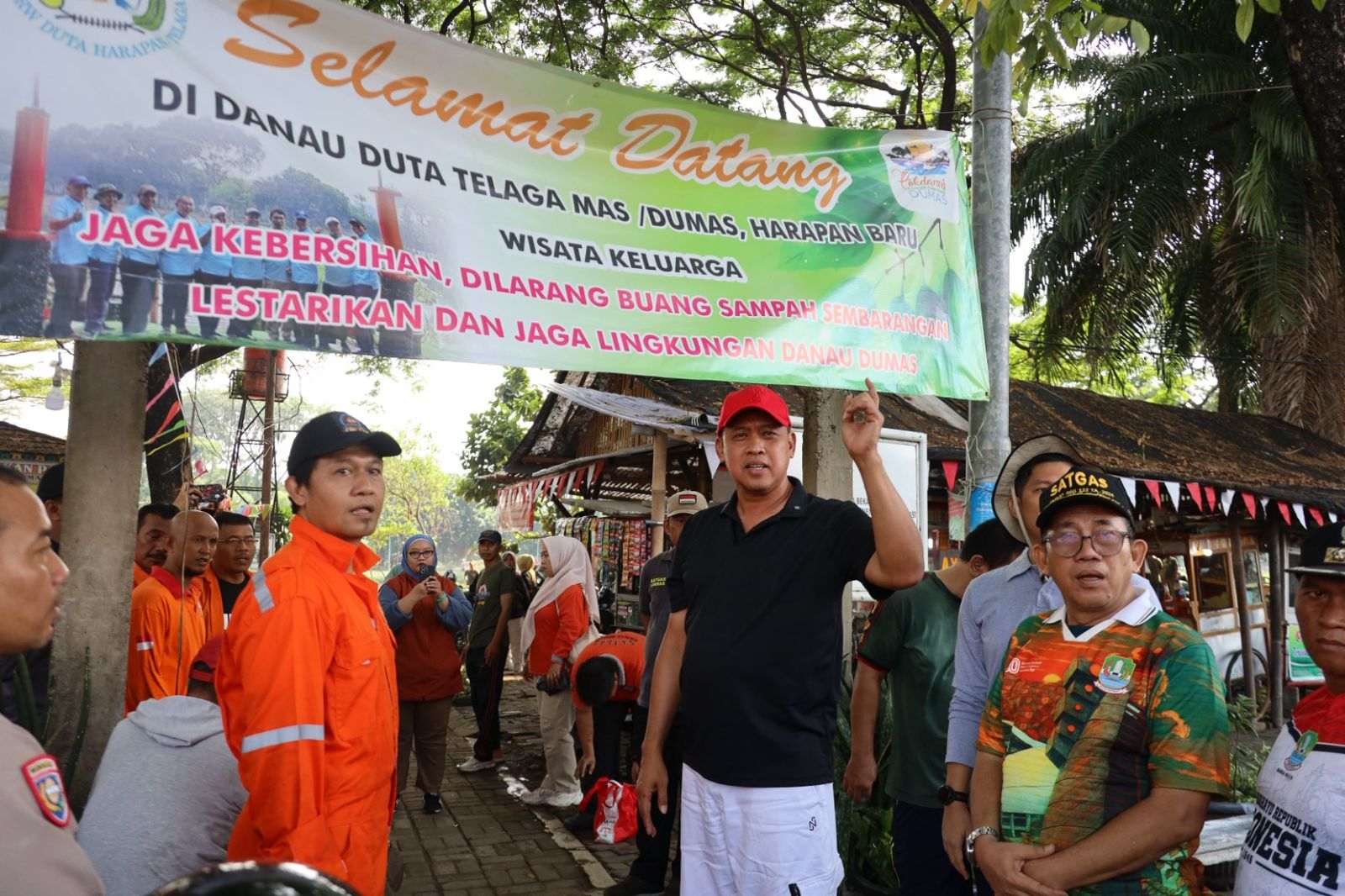 Tri Adhianto Pimpin Aksi World Clean Up Day 2025, Libatkan Warga dan ASN Bebersih Lingkungan. Tri Adhianto Pimpin Aksi World Clean Up Day 2025, Libatkan Warga dan ASN Bebersih Lingkungan.