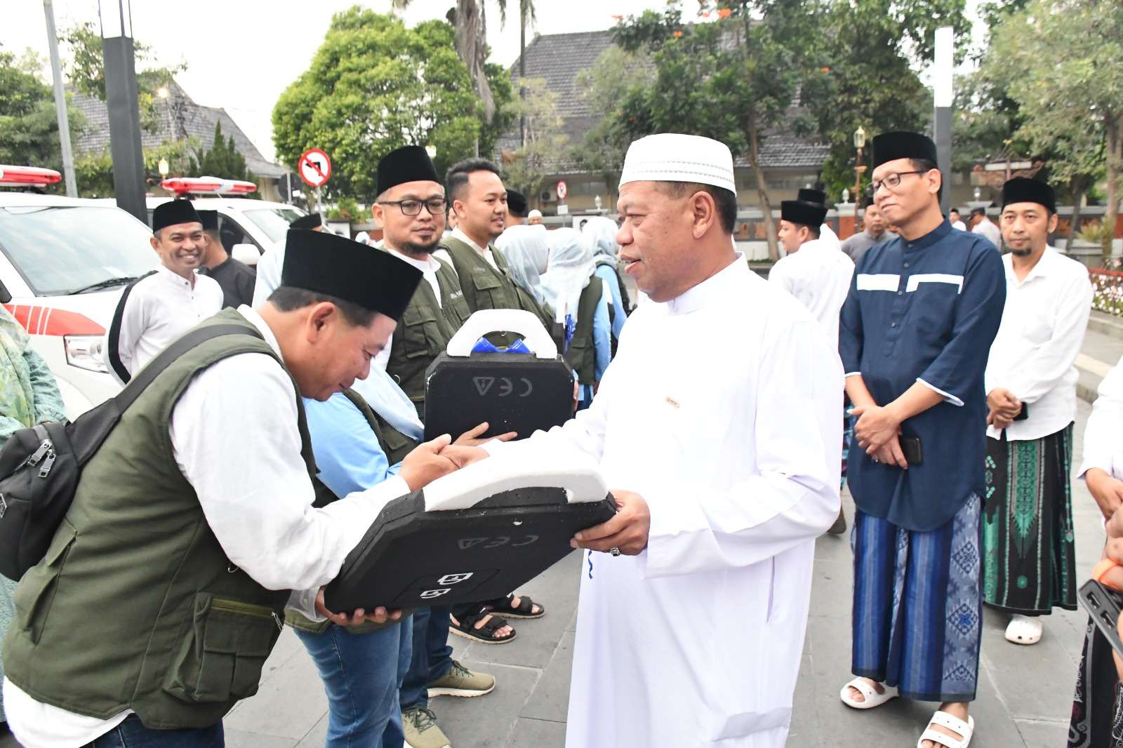 Untuk meningkatkan Layanan Kesehatan Bupati Majalengka Serahkan 7 Unit Ambulans untuk Puskesmas Untuk meningkatkan Layanan Kesehatan Bupati Majalengka Serahkan 7 Unit Ambulans untuk Puskesmas