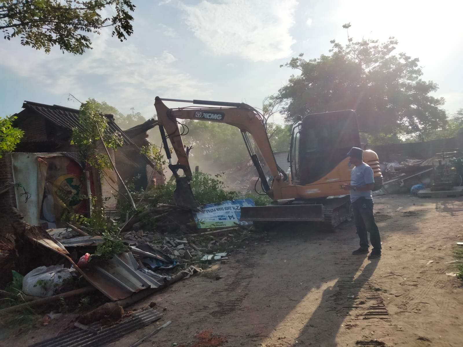 Deni Juweni :Apresiasi Kepada Timnya Pembongkaran 48 Rumah Lapak Sukmaja Berjalan Lancar Deni Juweni :Apresiasi Kepada Timnya Pembongkaran 48 Rumah Lapak Sukmaja Berjalan Lancar