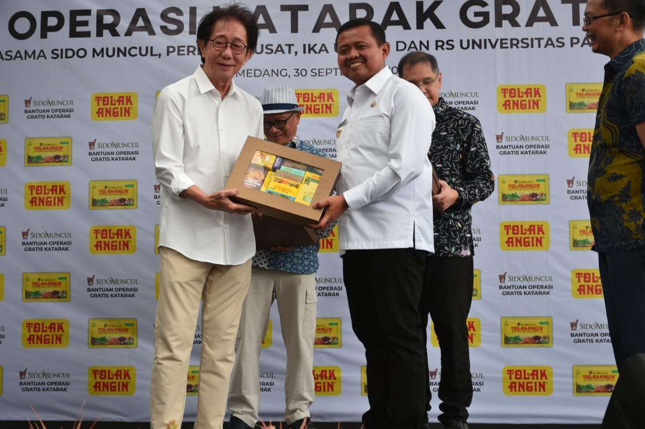 Puncak Kebahagiaan adalah Membahagiakan Orang Lain Puncak Kebahagiaan adalah Membahagiakan Orang Lain