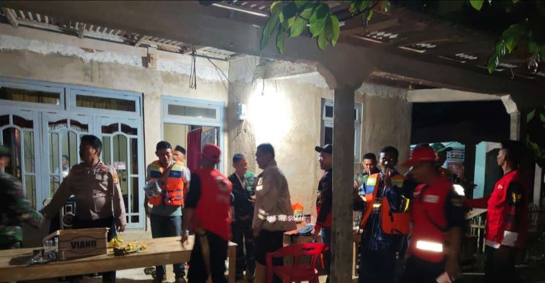 Banjir Bandang dan Longsor Terjang Lampung Barat, Polisi Evakuasi Warga Hingga Tengah Malam Banjir Bandang dan Longsor Terjang Lampung Barat, Polisi Evakuasi Warga Hingga Tengah Malam