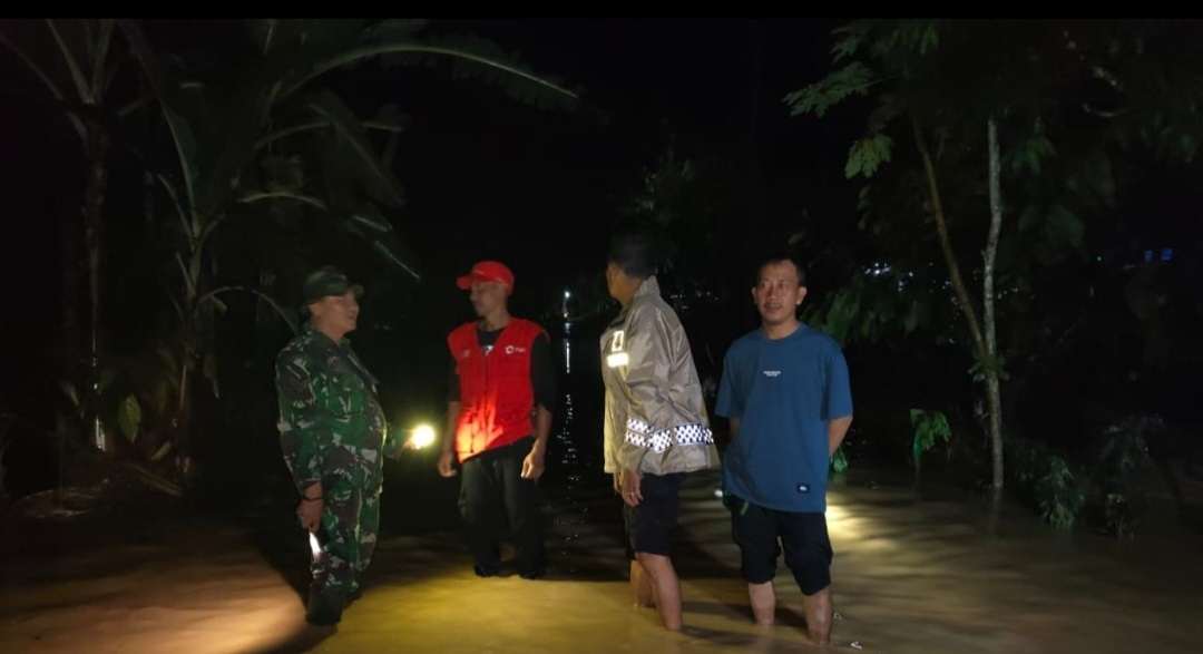 Banjir Bandang dan Longsor Terjang Lampung Barat, Polisi Evakuasi Warga Hingga Tengah Malam Banjir Bandang dan Longsor Terjang Lampung Barat, Polisi Evakuasi Warga Hingga Tengah Malam
