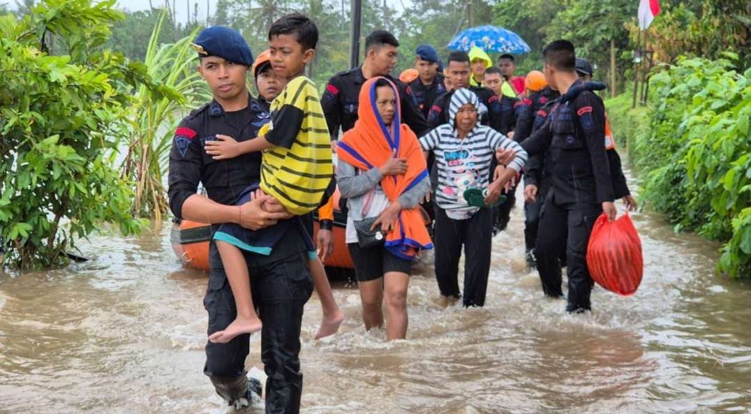 Banjir dan Longsor di Bali, Polri Bantu Evakuasi Warga Terdampak Banjir dan Longsor di Bali, Polri Bantu Evakuasi Warga Terdampak