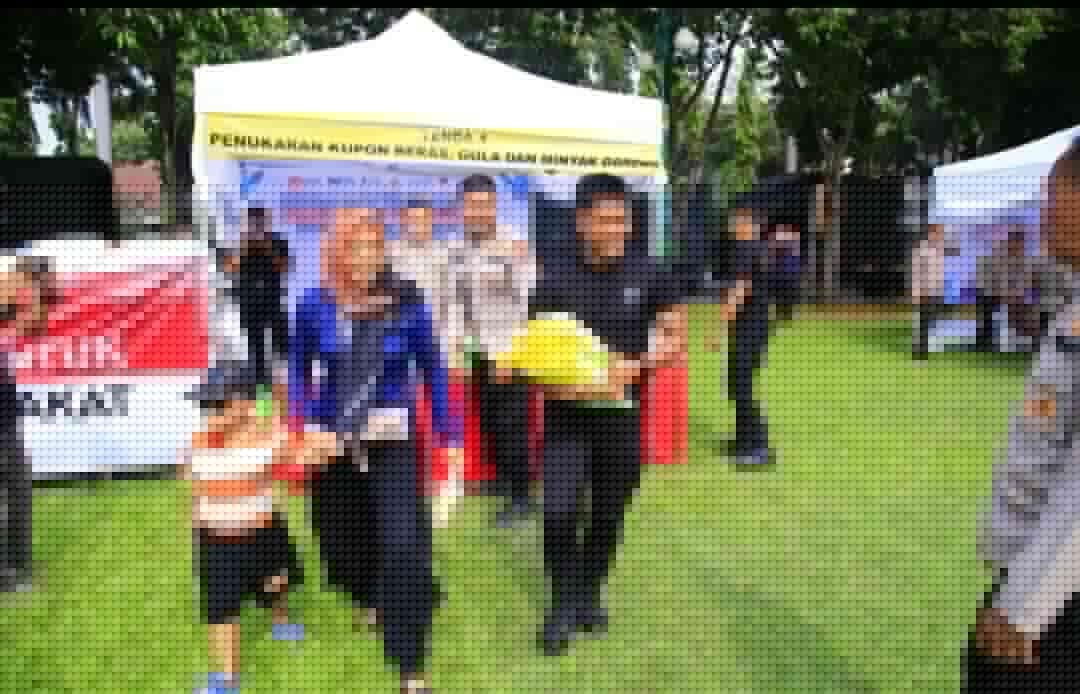 Antusias Ibu-Ibu Serbu Gerakan Pangan Murah Polri, Sembako Ludes Diborong Antusias Ibu-Ibu Serbu Gerakan Pangan Murah Polri, Sembako Ludes Diborong