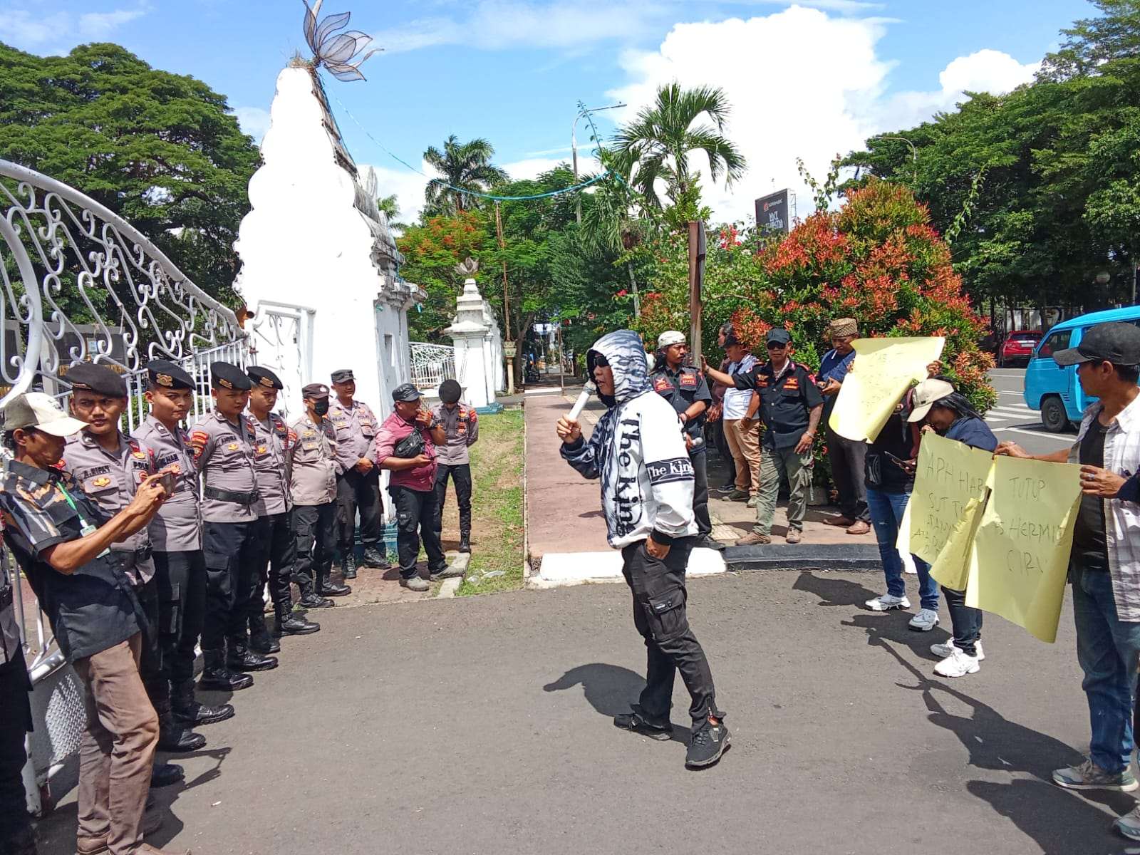 Aliansi Pamungkas Banten Geruduk Kantor Bupati, Soroti Buruknya Pelayana RS Hermina Aliansi Pamungkas Banten Geruduk Kantor Bupati, Soroti Buruknya Pelayana RS Hermina