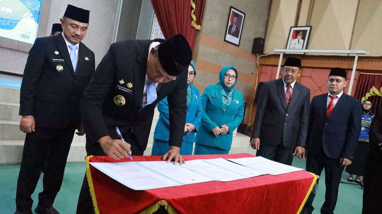 Wali Kota Tri Adhianto Lantik 385 PPPK dan PNS Baru, Tegaskan Kinerja Harus Lebih Maksimal Wali Kota Tri Adhianto Lantik 385 PPPK dan PNS Baru, Tegaskan Kinerja Harus Lebih Maksimal