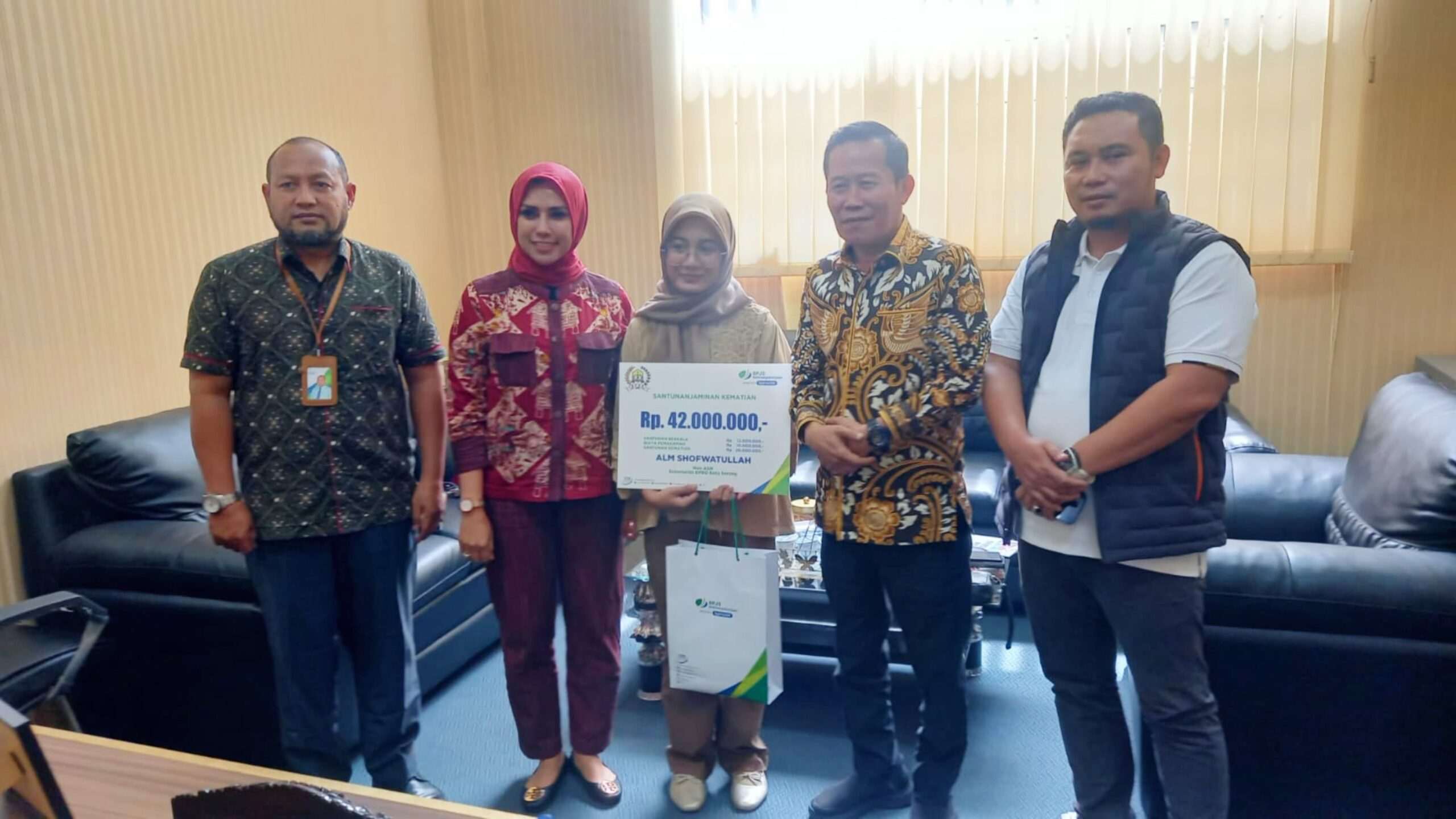 DPRD Kota Serang Berikan Santunan Kematian kepada Ahli Waris Non ASN, Bentuk Kepedulian Pemerintah terhadap Pekerja DPRD Kota Serang Berikan Santunan Kematian kepada Ahli Waris Non ASN, Bentuk Kepedulian Pemerintah terhadap Pekerja