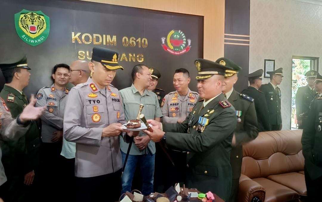 Kapolres Sumedang Beri Ucapan Selamat HUT TNI Ke-80, Wujud Sinergitas dan Soliditas TNI-Polri di Kabupaten Sumedang Kapolres Sumedang Beri Ucapan Selamat HUT TNI Ke-80, Wujud Sinergitas dan Soliditas TNI-Polri di Kabupaten Sumedang