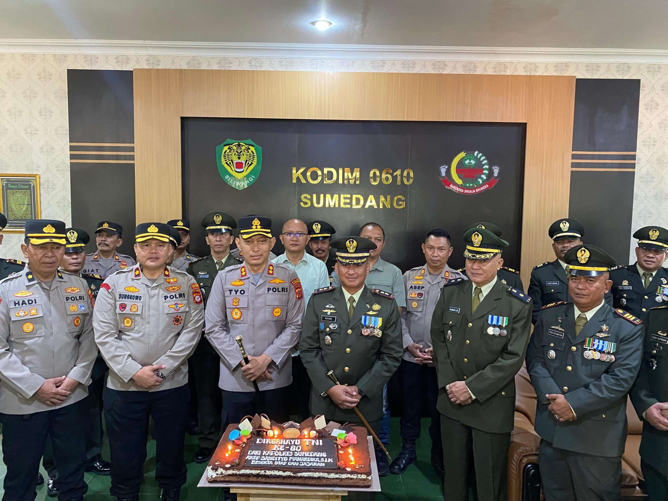 Kapolres Sumedang Beri Ucapan Selamat HUT TNI Ke-80, Wujud Sinergitas dan Soliditas TNI-Polri di Kabupaten Sumedang Kapolres Sumedang Beri Ucapan Selamat HUT TNI Ke-80, Wujud Sinergitas dan Soliditas TNI-Polri di Kabupaten Sumedang