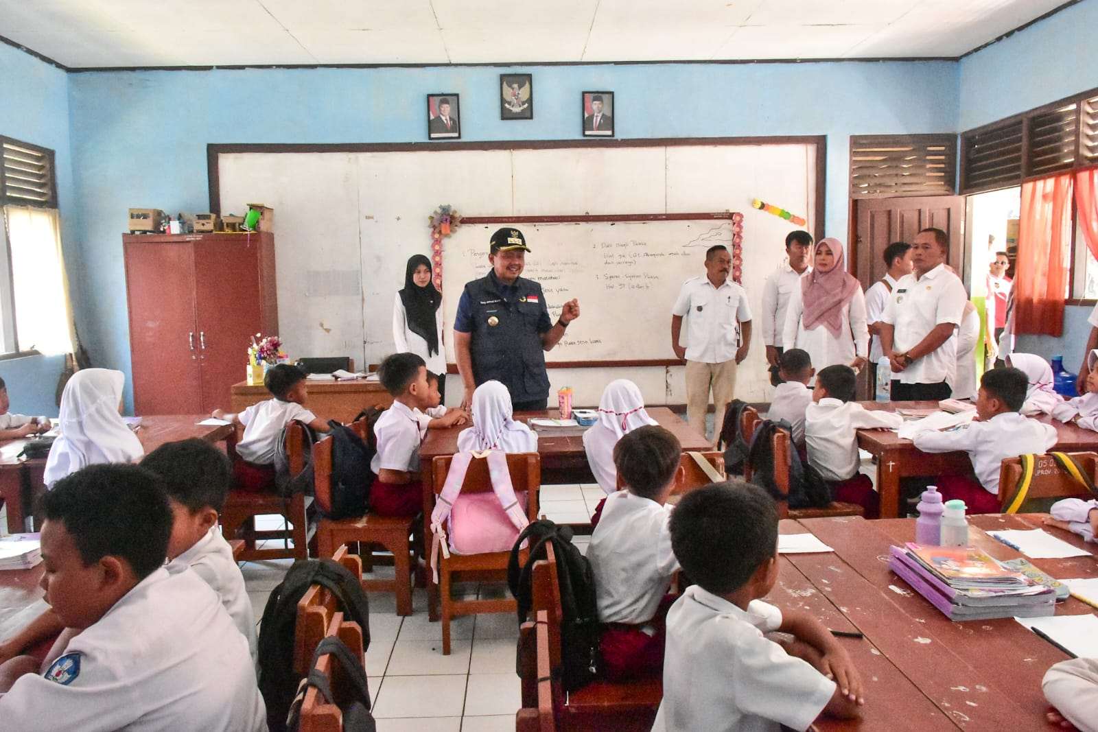 Sambil Cek MBG, Bupati Minta Atap SD Sukakerta yang Bocor Segera Diperbaiki Sambil Cek MBG, Bupati Minta Atap SD Sukakerta yang Bocor Segera Diperbaiki