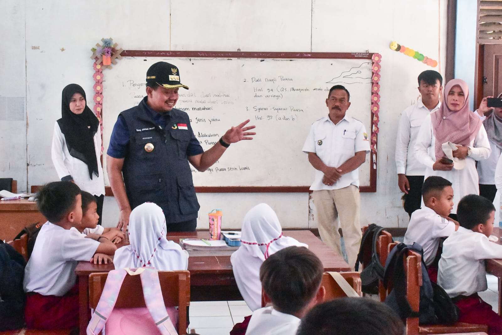 Sambil Cek MBG, Bupati Minta Atap SD Sukakerta yang Bocor Segera Diperbaiki Sambil Cek MBG, Bupati Minta Atap SD Sukakerta yang Bocor Segera Diperbaiki